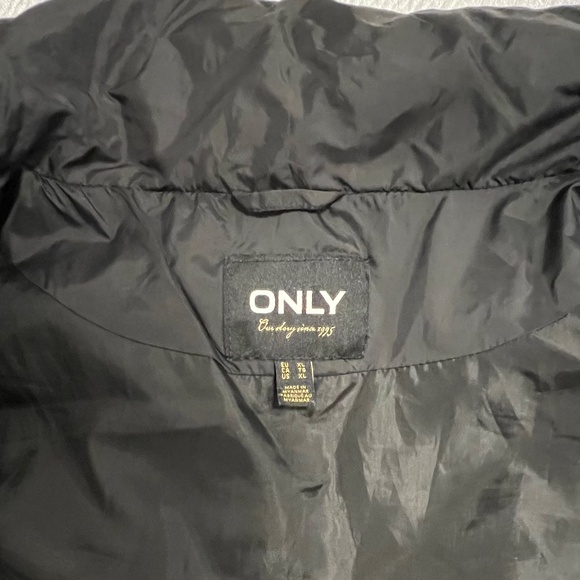 ONLY Carol Black Puffer Vest Waistcoat Women's Size XL - Picture 4 of 5